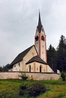 Kostel St.Giacomo je velmi oblíbený u místních obyvatel i v celém údolí Val Gardena, je schován v lese a cesta k němu není jednoduchá